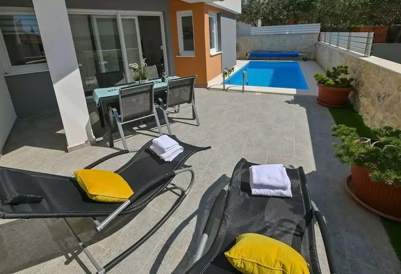 ペンション Funtastic Pool Villa Apartments