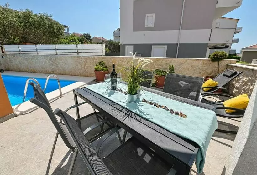 ペンション Funtastic Pool Villa Apartments