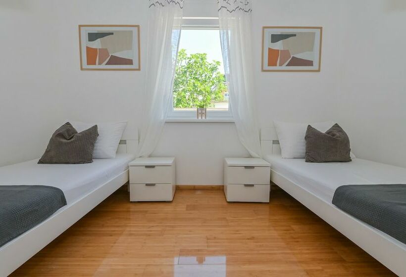 Pensione Funtastic Pool Villa Apartments