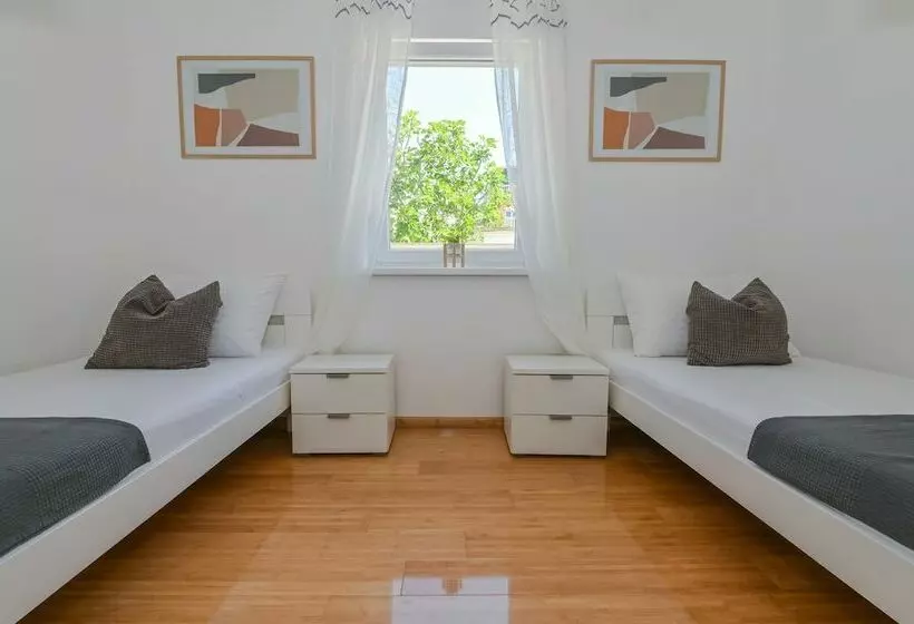 ペンション Funtastic Pool Villa Apartments