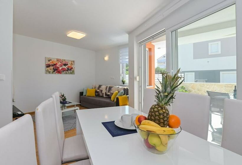 Pensione Funtastic Pool Villa Apartments