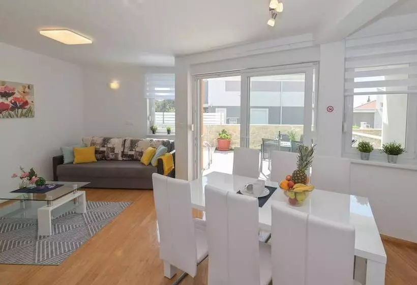 ペンション Funtastic Pool Villa Apartments