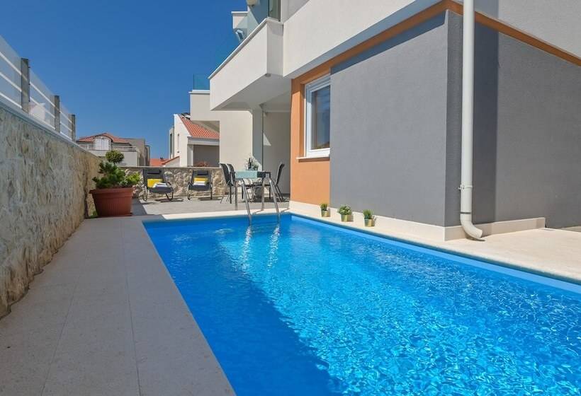Pensione Funtastic Pool Villa Apartments
