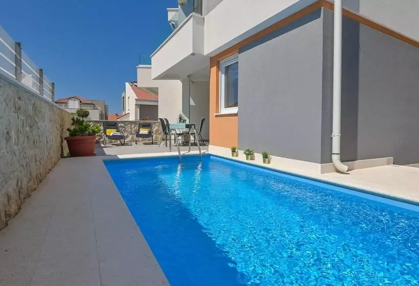 ペンション Funtastic Pool Villa Apartments