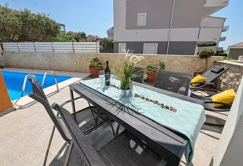 ペンション Funtastic Pool Villa Apartments