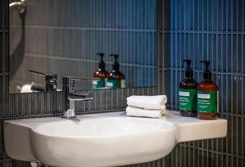 Отель Voco Melbourne Central