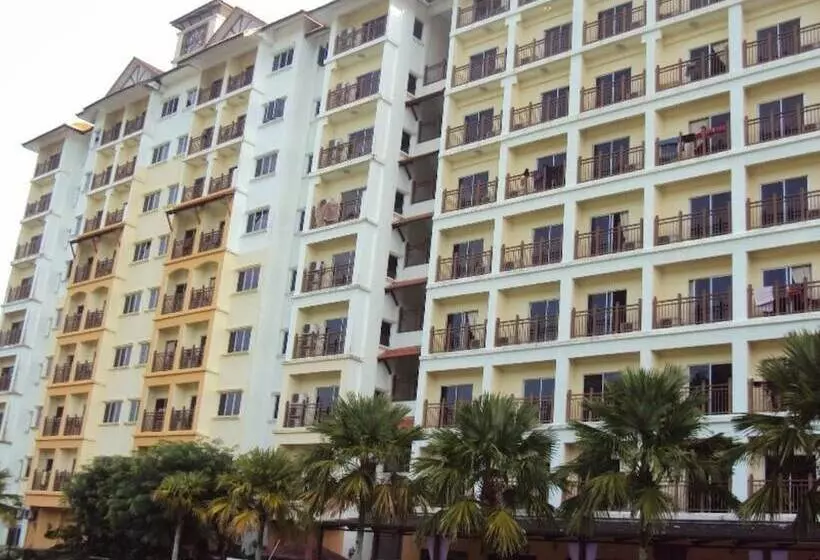 ホテル Oyo 90301 Suria Service Apartments @ Bukit Merak Laketown Resort