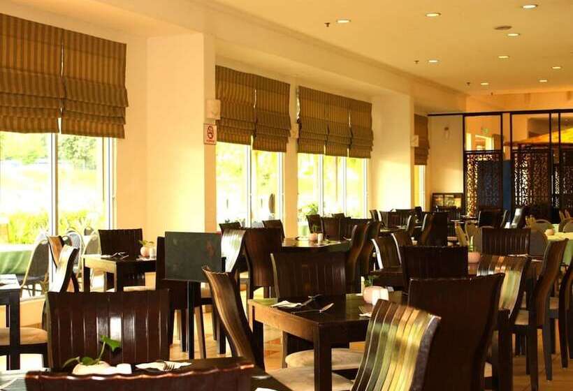 فندق Oyo 90301 Suria Service Apartments @ Bukit Merak Laketown Resort