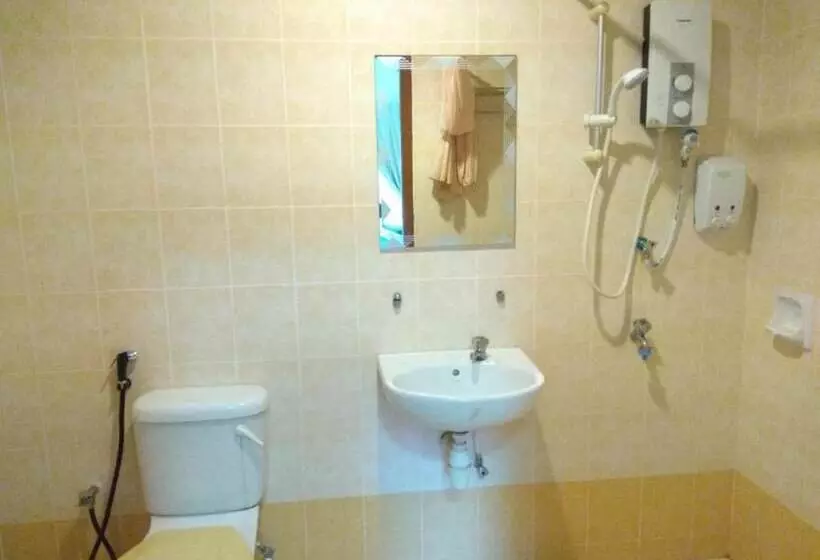 ホテル Oyo 90301 Suria Service Apartments @ Bukit Merak Laketown Resort
