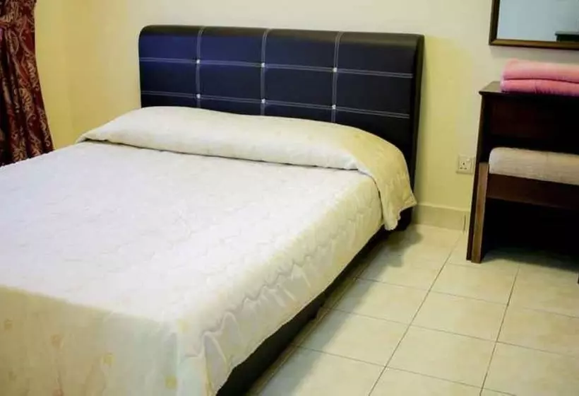 ホテル Oyo 90301 Suria Service Apartments @ Bukit Merak Laketown Resort