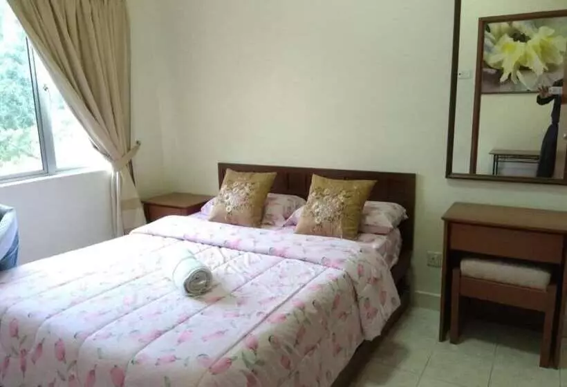 ホテル Oyo 90301 Suria Service Apartments @ Bukit Merak Laketown Resort