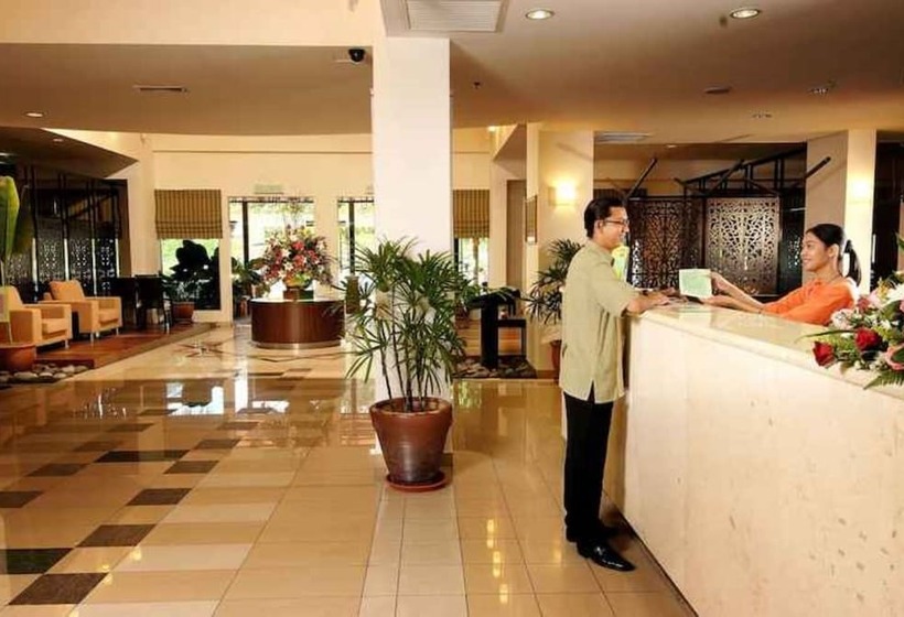 فندق Oyo 90301 Suria Service Apartments @ Bukit Merak Laketown Resort