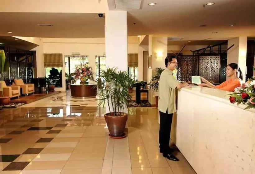 ホテル Oyo 90301 Suria Service Apartments @ Bukit Merak Laketown Resort