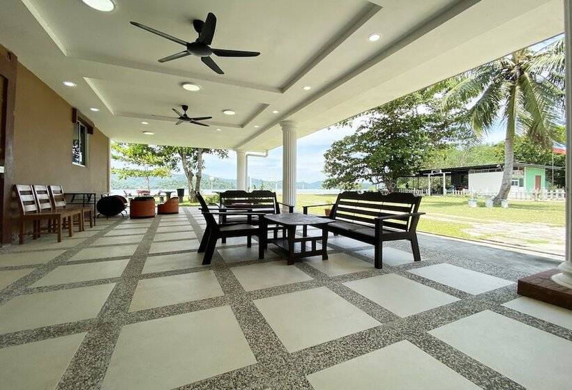 בית מלון כפרי Oyo 90317 Ambong Bay Resthouse