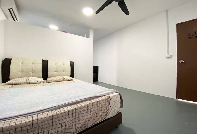 בית מלון כפרי Oyo 90317 Ambong Bay Resthouse