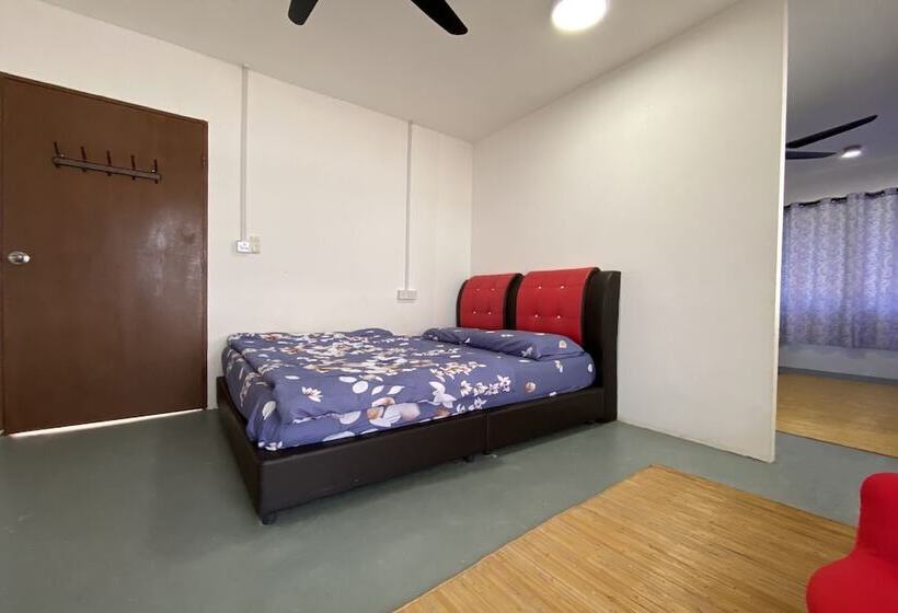 בית מלון כפרי Oyo 90317 Ambong Bay Resthouse