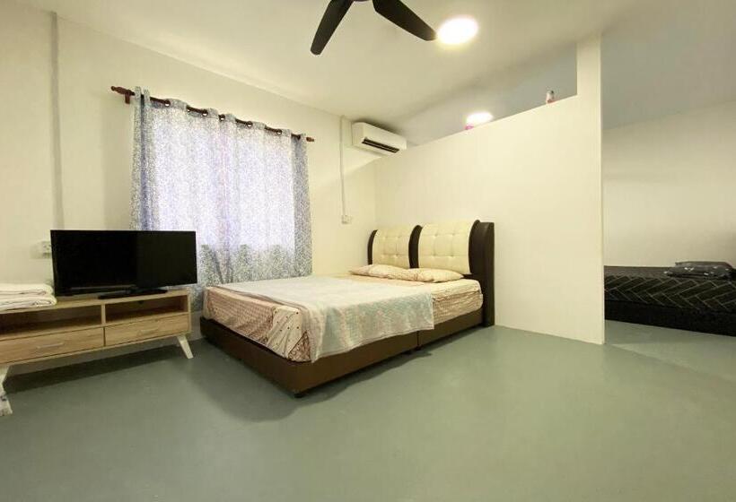 בית מלון כפרי Oyo 90317 Ambong Bay Resthouse