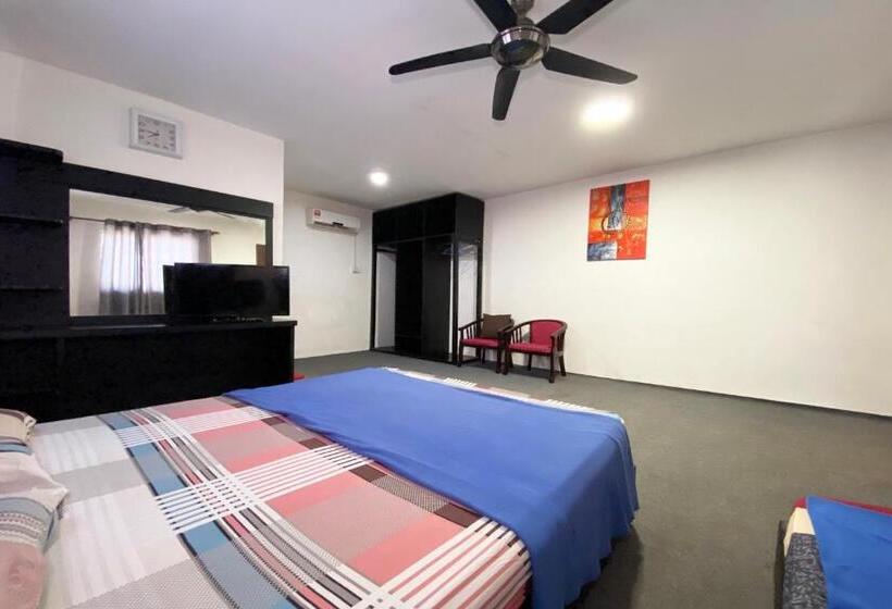 בית מלון כפרי Oyo 90317 Ambong Bay Resthouse