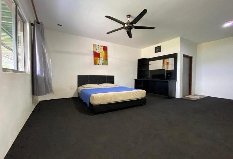 בית מלון כפרי Oyo 90317 Ambong Bay Resthouse