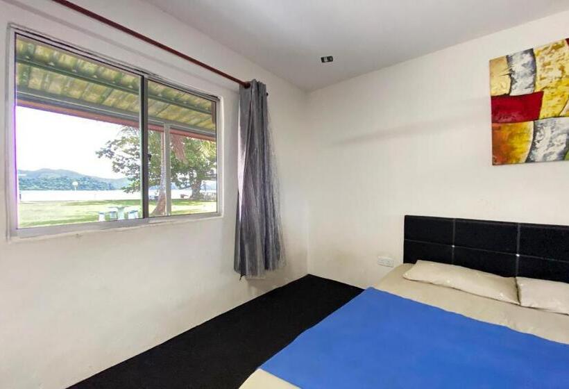 בית מלון כפרי Oyo 90317 Ambong Bay Resthouse