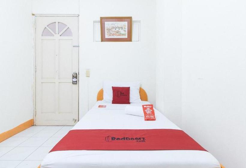 בית מלון כפרי Reddoorz Hostel @ St. Paul Village Lapulapu