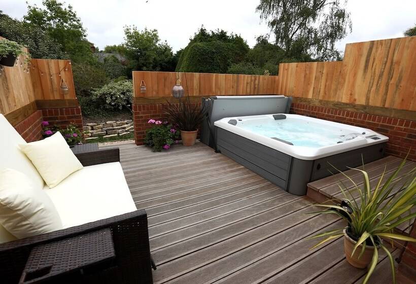 هتل The Three Lions