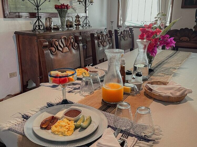 تختخواب و صبحانه Hacienda La Esperanza