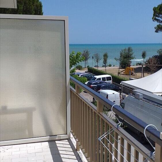 膳宿费 Room In Bb   Spacious Quadruple Room A Stones Throw From The Sea