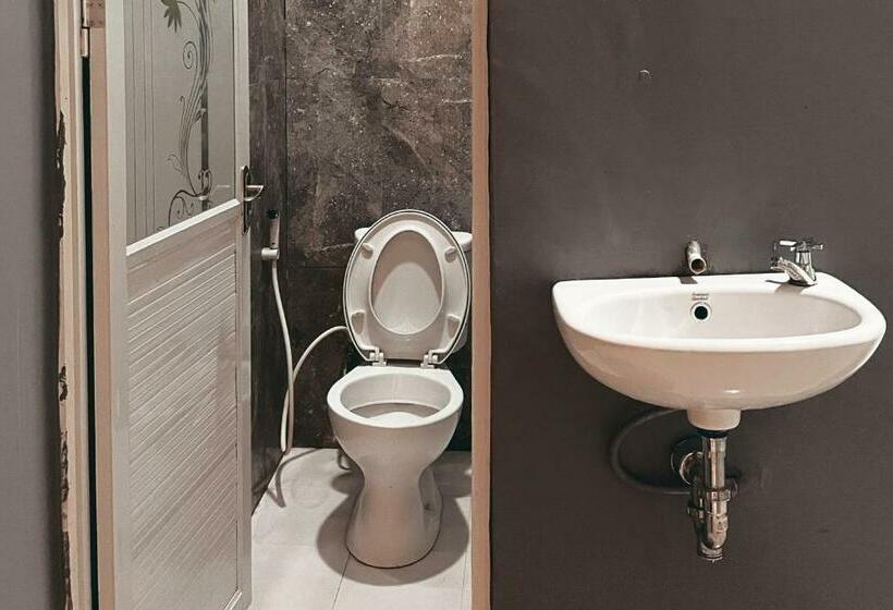 בית מלון כפרי Almira Homestay Ambon Mitra Reddoorz