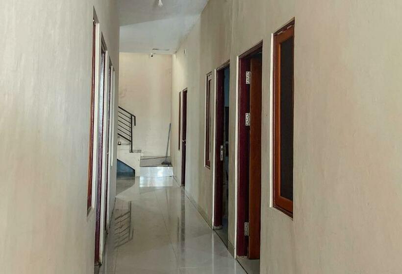 בית מלון כפרי Almira Homestay Ambon Mitra Reddoorz