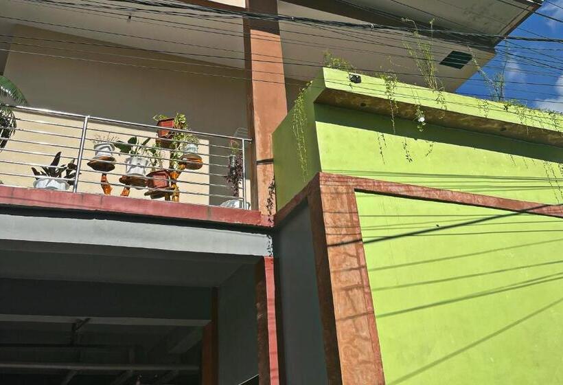 בית מלון כפרי Almira Homestay Ambon Mitra Reddoorz