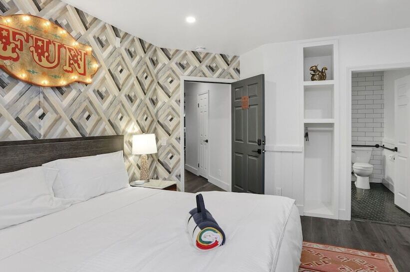 هاستل The Creekstone