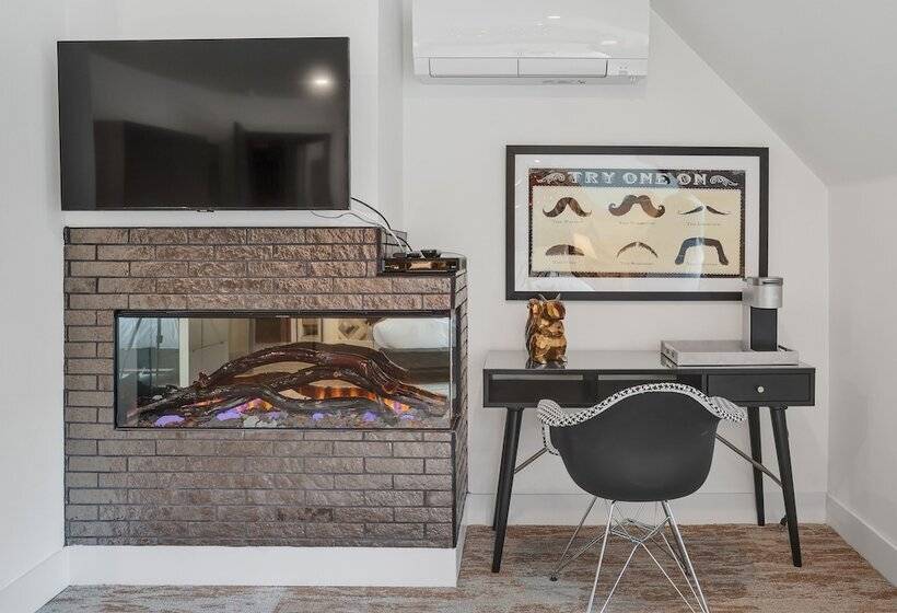 هاستل The Creekstone