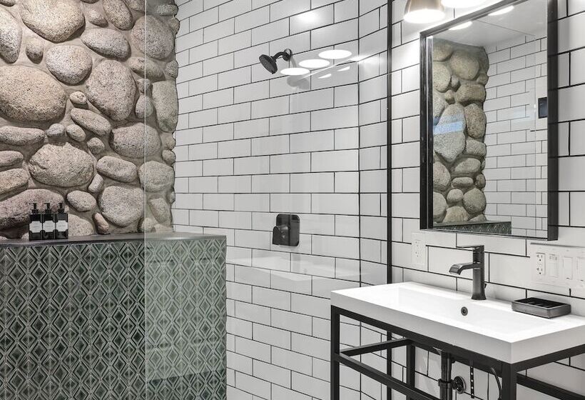 هاستل The Creekstone