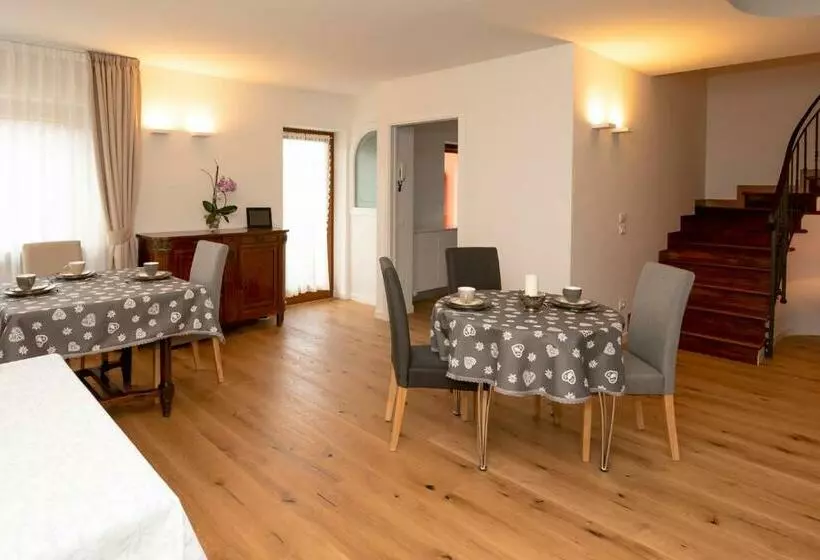 تختخواب و صبحانه Larici Rooms