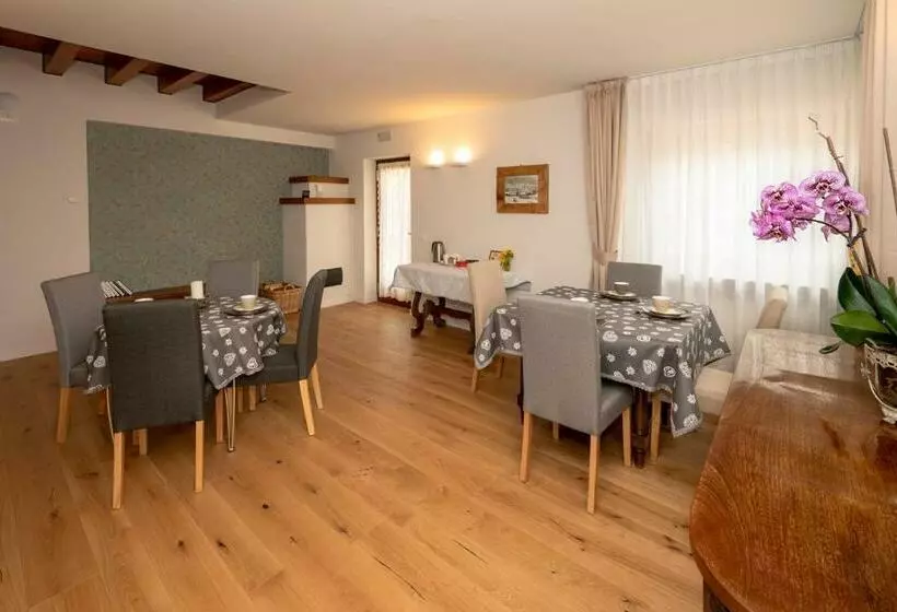 تختخواب و صبحانه Larici Rooms