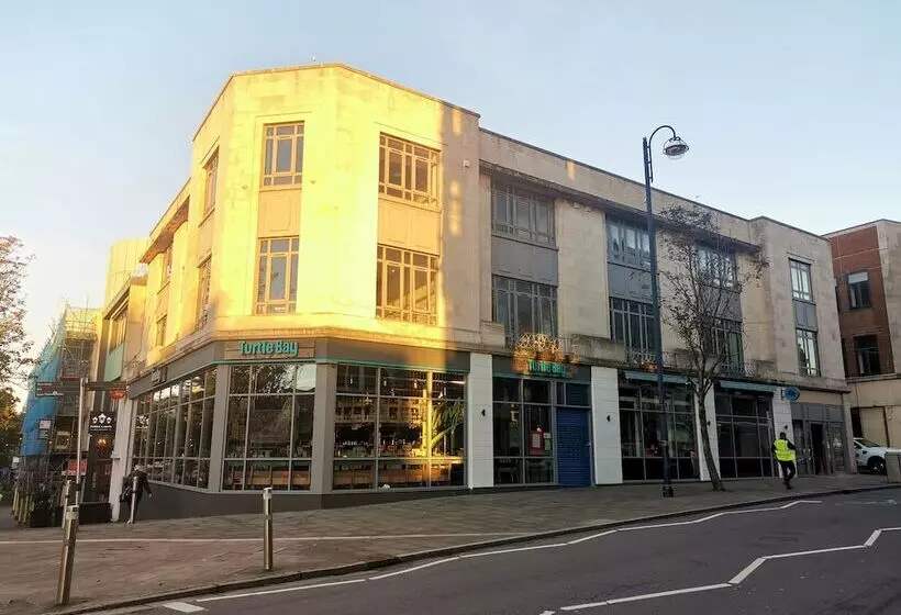 Cwtsh Hostel