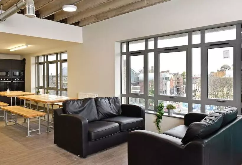 Cwtsh Hostel