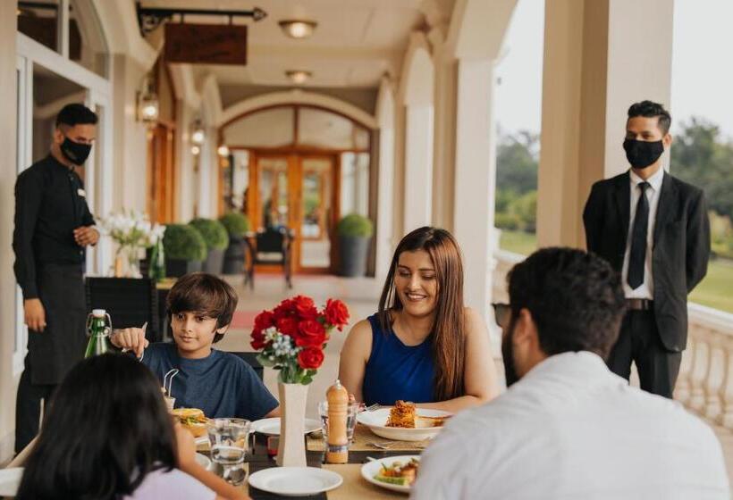 ホテル Montrose Golf Resort & Spa