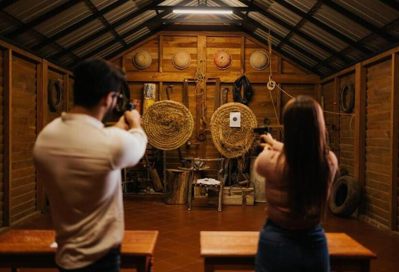 ホテル Montrose Golf Resort & Spa