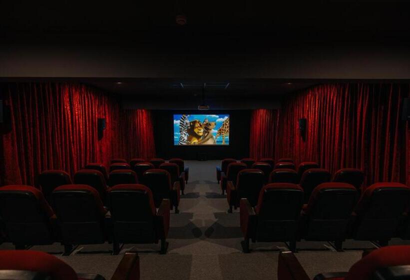 ホテル Montrose Golf Resort & Spa