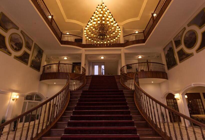 ホテル Montrose Golf Resort & Spa