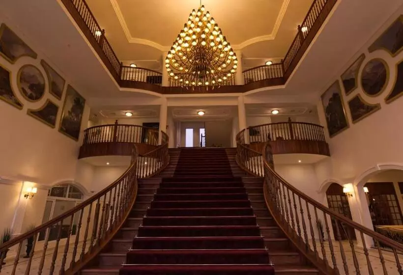 Hotelli Montrose Golf Resort & Spa