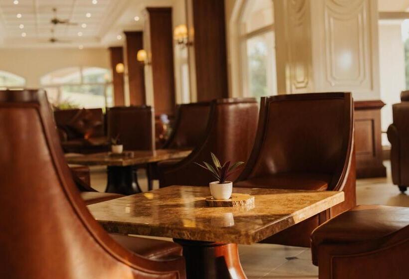 ホテル Montrose Golf Resort & Spa