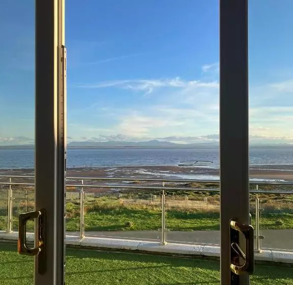 The Powfoot Hotel, Annan