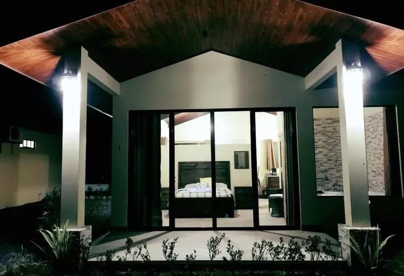 ホテル Arenal Roca Suites