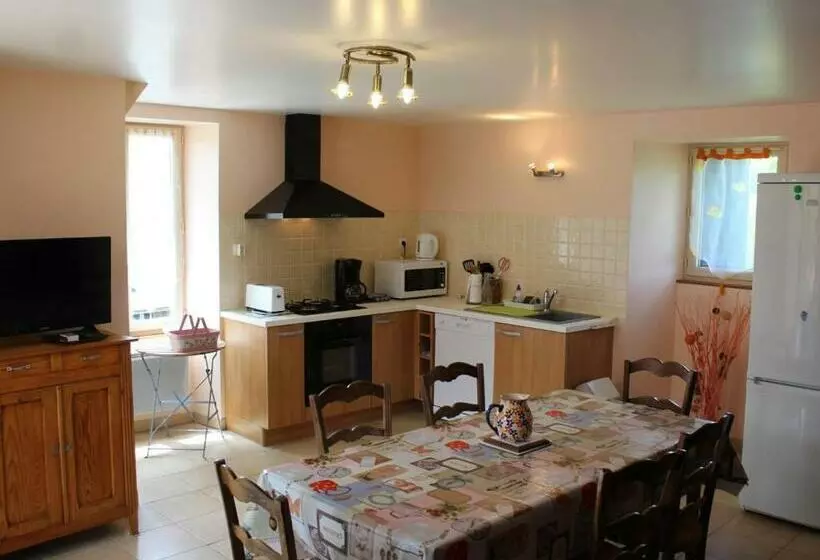 Hotelli Gîte Familial Avec Cheminée, Ping Pong, Près De La Grotte De Tourtoirac Et Du Château De Hautefort