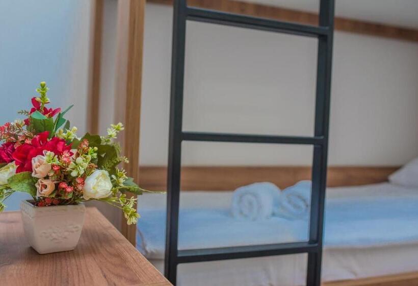 هاستل Užički Konak