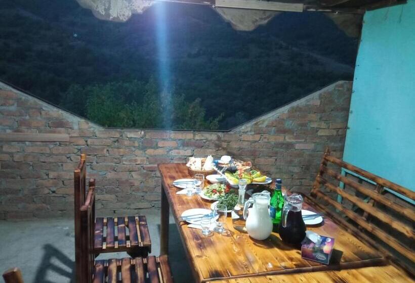 تختخواب و صبحانه Aga