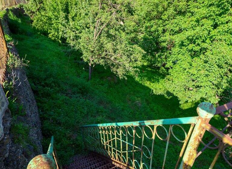 تختخواب و صبحانه Aga